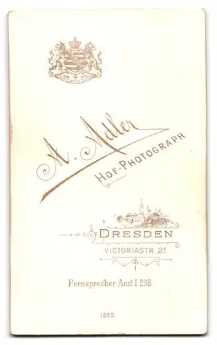 Fotografie A. Adler, Dresden, Victoriastr. 21, Süsses Kleinkind im weissen Kleidchen