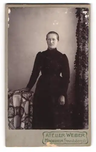 Fotografie Weber, Mindelheim, Freundsbergstr., Bürgerliche Dame im schwarzen Kleid mit gebundenem Haar