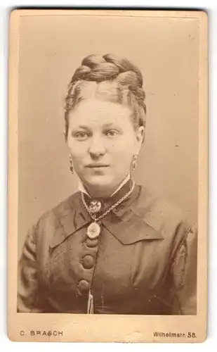 Fotografie C. Brasch, Berlin, Wilhelm-Str. 58, Hübsche junge Dame mit geflochtenem Haar im Kleid