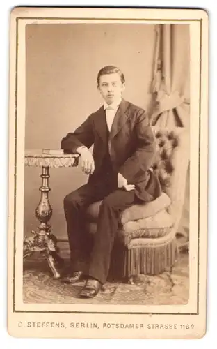 Fotografie C. Steffens, Berlin, Potsdamer Strasse 116 A, Junger bürgerlicher Herr im Anzug sitzt am Tisch