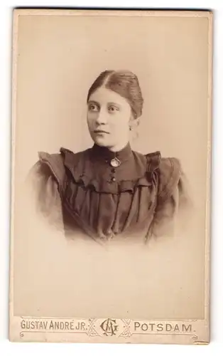 Fotografie Gustav André Jr., Potsdam, Spandauer-Str. 34, Hübsche junge Dame mit gebundenem Haar im schwarzen Kleid