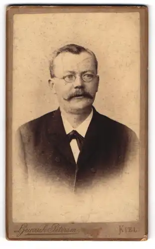 Fotografie Heinrich Petersen, Kiel, Dänische Strasse Nr. 42, Bürgerlicher Herr mit Bart und Brille im Anzug