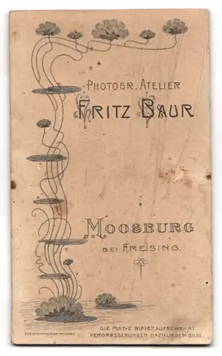 Fotografie Fritz Baur, Moosburg bei Freising, Stattlicher Herr im Anzug mit Bart und abstehenden Ohren