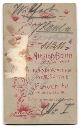 Fotografie Alfred Bohn, Plauen i/V., Albertplatz 14, Süsser kleiner Bube im Sonntagsgewand steht auf einem Stuhl