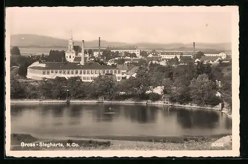 AK Gross-Siegharts /N.-Do., Uferpartie mit Kirche