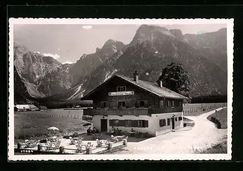 AK Almsee, Gasthof Deutsches Haus mit Terrasse und Strasse