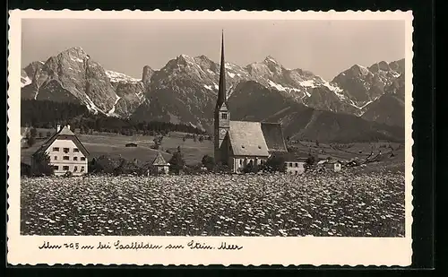 AK Alm bei Saalfelden /Stein. Meer, Ortsansicht mit Kirche vor Alpenkulisse