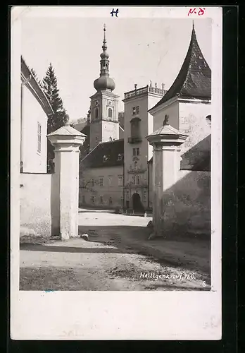 AK Heiligenkreuz, Ortspartie mit Kirche