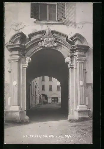 AK Neustift b. Brixen, Blick durch einen Torbogen