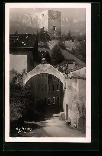 AK Rattenberg, Strassenpartie mit Torbogen und Turm