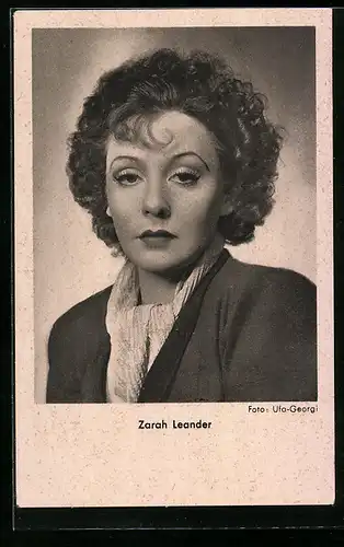 AK Schauspielerin Zarah Leander mit ernstem Blick und gelocktem Haar