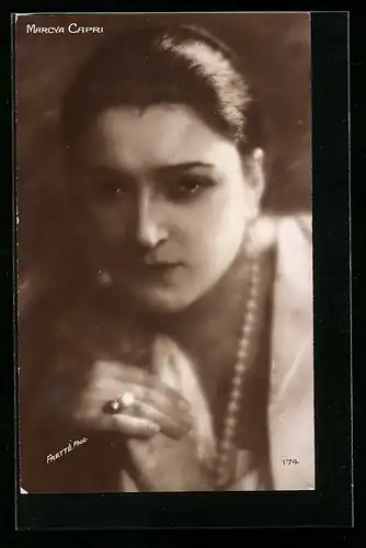 AK Schauspielerin Marcya Capri im Portrait mit Perlenkette