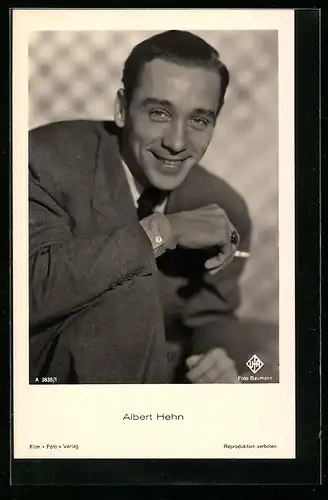 AK Schauspieler Albert Hehn freundlich lächelnd mit Zigarette