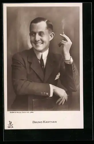 AK Schauspieler Bruno Kastner freundlich lächelnd mit Zigarette