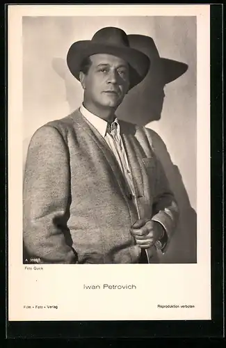 AK Schauspieler Iwan Petrovich mit ernstem Blick und Hut