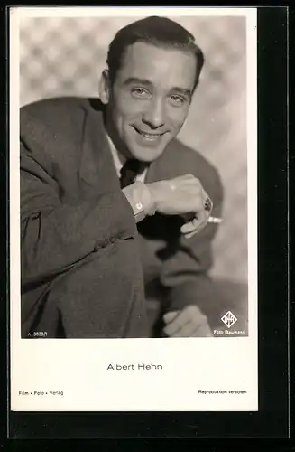 AK Schauspieler Albert Hehn freundlich lächelnd mit Zigarette