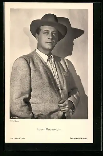 AK Schauspieler Iwan Petrovich mit Hut und Anzug