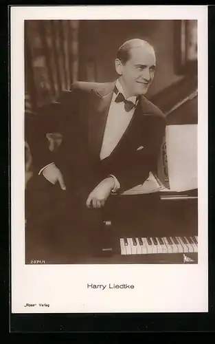AK Schauspieler Harry Liedtke freundlich lächelnd am Klavier