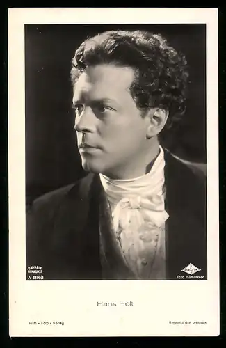 AK Schauspieler Hans Holt im Anzug zur Seite blickend