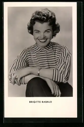 AK Schauspielerin Brigitte Rabald lächelnd mit verschränkten Armen in die Kamera schauend
