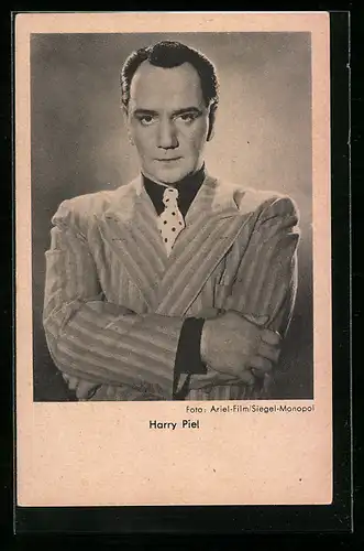 AK Schauspieler Harry Piel im gestreiften Anzug und gepunkteter Krawatte nach vorne blickend