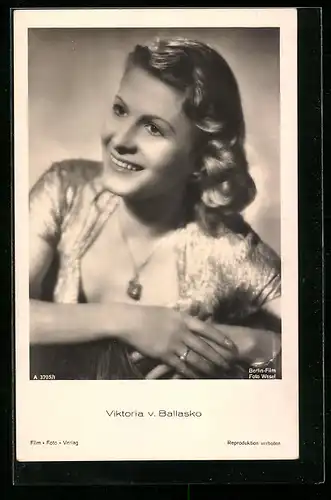 AK Schauspielerin Viktoria v. Ballasko lächelnd im Abendkleid zur Seite blickend