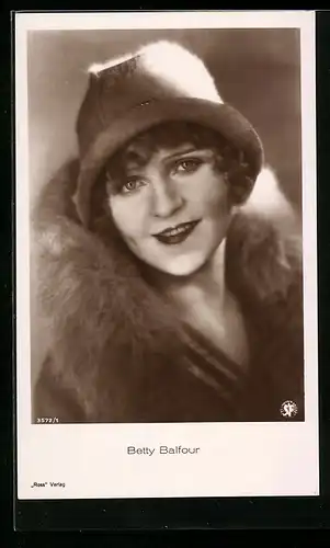 AK Schauspielerin Betty Balfour lächelnd mit Hut und Pelzkragen
