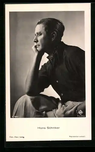 AK Schauspieler Hans Söhnker in Denkerpose