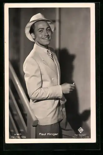 AK Schauspieler Paul Klinger im Anzug mit Zigarette