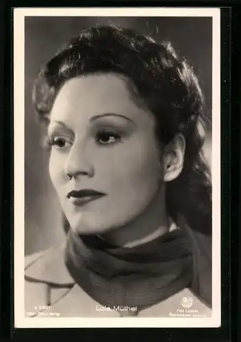 AK Schauspielerin Lola Müthel mit Halstuch