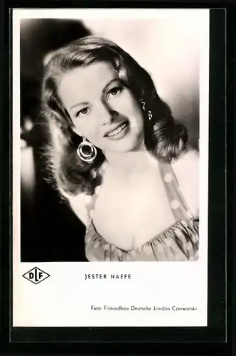 AK Schauspielerin Jester Naefe mit Ohrringen