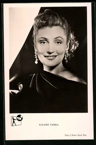 AK Schauspielerin Claude Farell mit Perlenohrringen