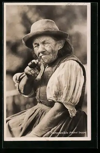 AK Portrait des Plattenweible im Dirndl mit Tabakspfeife, Schwarzwälder Tracht