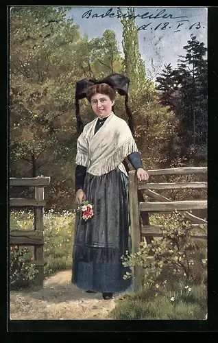 AK Frau in Schwarzwälder Tracht mit Blumen in einem Garten