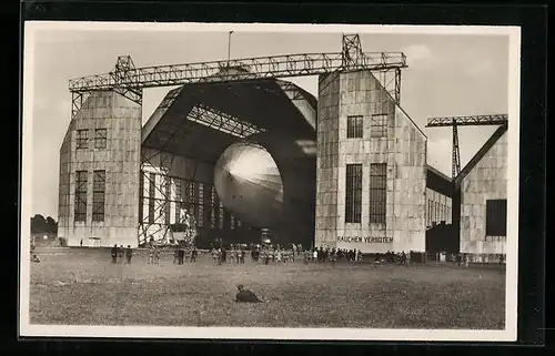 AK Graf Zeppelin Startbereit in Hangar