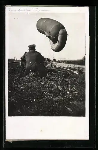 Foto-AK Soldat beobachtet den Start eines Ballons