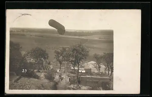 Foto-AK Soldaten in Stellung beobachten Ballon