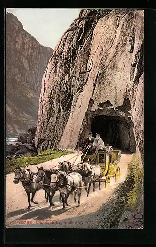 AK Urnerloch bei Andermatt, Postkutsche fährt aus dem Tunnel