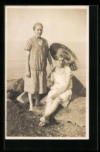 Foto-AK Zwei junge Frauen mit Schirm am Strand