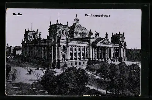 AK Berlin-Tiergarten, Reichstagsgebäude mit Strasse aus der Vogelschau