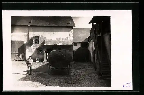 Foto-AK Nastätten, Gasthaus Zur alten Post, Mann im Hof