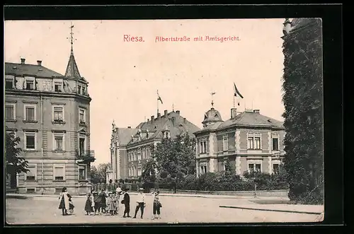 AK Riesa, Albertstrasse mit Amtsgericht und Kindergruppe