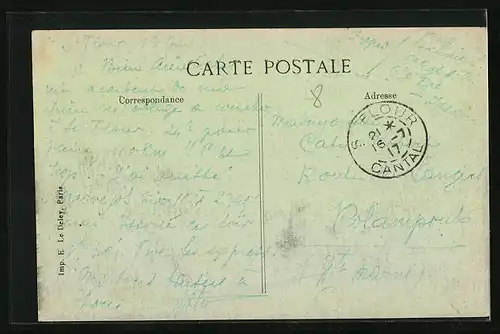 AK Saint-Flour, Ortsansicht mit Frau in Tracht