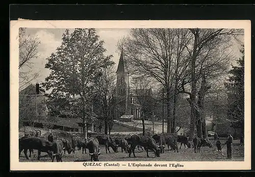 AK Quézac, L`Esplanade devant l`Eglise