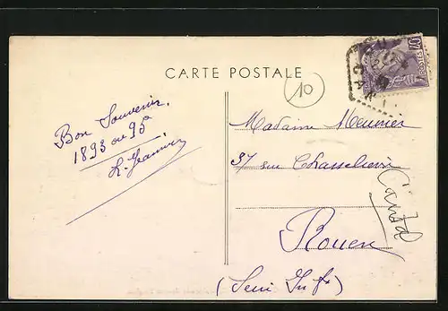 AK Quézac, L`Esplanade devant l`Eglise