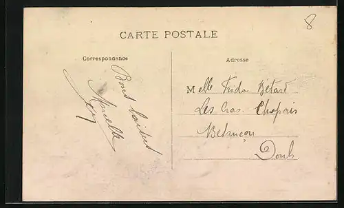 AK St-Flour, Totalansicht mit Mädchen in Tracht