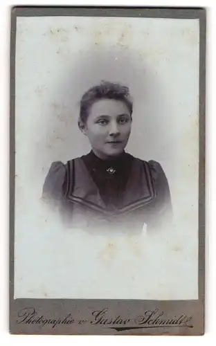 Fotografie Gustav Schmidt, Ort unbekannt, Junges Mädchen in einer dunklen Bluse mit Brosche