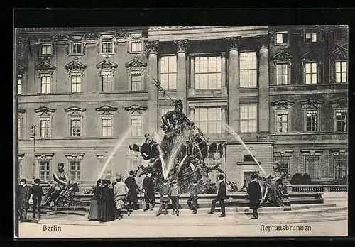 AK Berlin, Passanten am Neptunsbrunnen vor dem Schloss