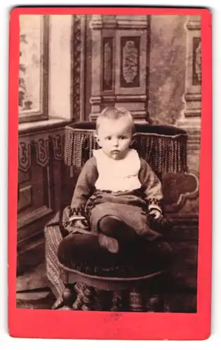 Fotografie unbekannter Fotograf und Ort, Portrait Baby auf einem Stuhl sitzend