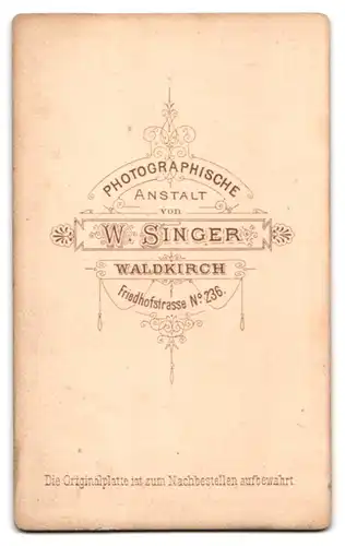 Fotografie W. Singer, Waldkirch, Friedhofstrasse 236, Portrait Herr im Anzug mit Schnurrbart